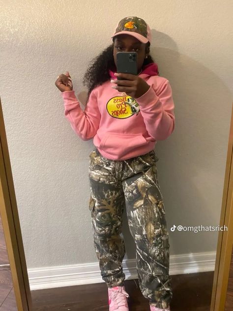 Triple Pink Dunks Outfit Black Women, Camaflouge Outfits For Women Winter, Pink Shirt With Camo Pants, Outfits To Go With Triple Pink Dunks, Triple Pink Dunk Fits, Triple Pink Dunk Outfits, Triple Pink Dunks Outfits Winter, Triple Dunks Outfit, How To Style Pink Dunks