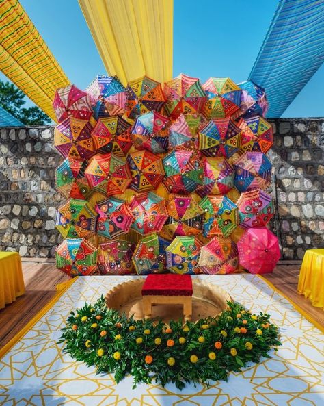 Haldi Decor Ideas, Parasol Decor, Haldi Function Decoration, Balloon Birthday Themes, Haldi Decoration Ideas, Indoor Wedding Decorations, Engagement Stage Decoration, Mehendi Decor Ideas, Reception Stage Decor