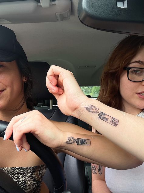 Matching Tattoo Placement Ideas, Card Tattoo For Women, Aesthetic Friend Tattoos, Best Friend Tattoos Girly, Dope Matching Tattoos, Twin Flames Tattoo Ideas, Matching Horror Tattoos For Best Friends, Lock And Key Tattoo Best Friend, Alien Best Friend Tattoos