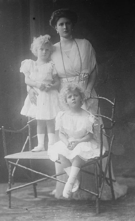 Princess Alice of Greece with her daughters Margareta and Theodora. Prince Philip Mother, Alice Of Battenberg, Young Prince Philip, Princess Alice Of Battenberg, Royal Family Of Greece, Greek Royalty, Greek Royal Family, Rainha Elizabeth Ii, Princess Alice