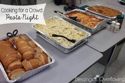 If you are looking for an easy and filling menu plan for feeding a crowd then this pasta night meal idea might be just what you are looking for. Pasta Dinner Party, Team Meal, Pasta Party, Large Group Meals, Spaghetti Dinner, Party Cooking, Pasta Bar, Appetizers For A Crowd, Pasta Night