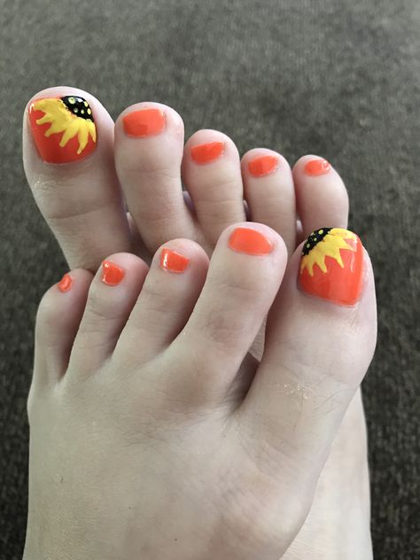 Summer pedicure - bright orange with sunflower Light Orange Toe Nails, Nails With Sunflowers, Orange Toe Nails, Summer Pedicure, Patterns Wallpaper, Dose Of Colors, Toe Nail Designs, Orange Nails, Cute Patterns Wallpaper