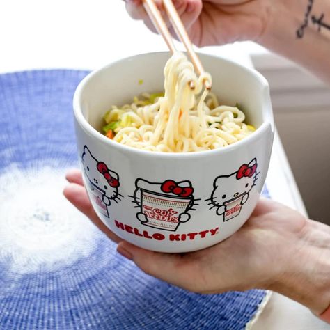 RAMEN BOWL SET: Our kawaii Sanrio Hello Kitty Top Ramen ceramic ramen bowl with chopsticks holds 20 ounces of your favorite noodles Hello Kitty Cup, Yummy Noodles, Nissin Cup Noodles, Japanese Dinnerware, Top Ramen, Ramen Noodle Bowl, Japanese Dining, Sanrio Stuff, Kitty Stuff