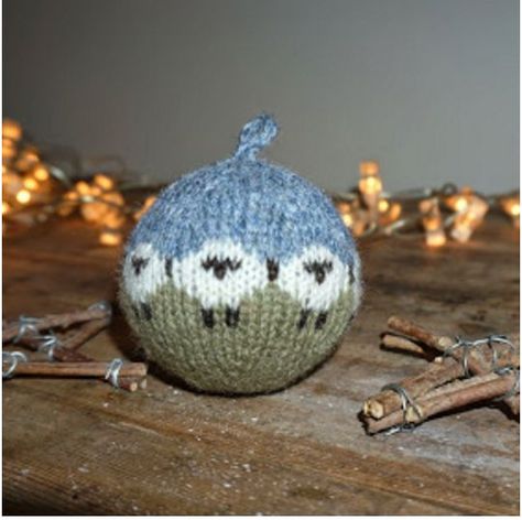 17 cutest sheep patterns that every knitter should try at least once Sheep Knitting Pattern, Knitted Flower Pattern, Fiber Studio, Knit Christmas Ornaments, Sheep Crafts, Knitted Accessories, Knitted Patterns, Crochet Sheep, Holiday Knits