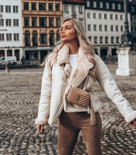 Cream Aviator Jacket Outfit, White Aviator Jacket, Biker Jacket Outfit, Fur Jacket Outfit, Chic Baddie, Suede Jacket Outfit, Fur Outfit, Boho Winter, White Leather Jacket