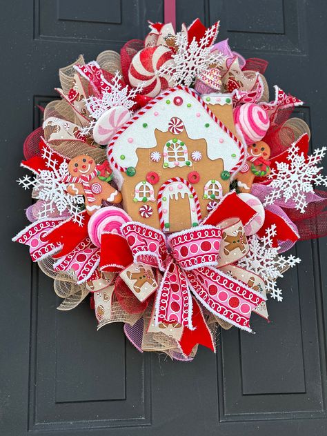 Christmas Wreath Gingerbread, Gingerbread Man Wreath Ideas, Gingerbread Christmas Wreath Diy, Diy Gingerbread Wreath, Candyland Christmas Wreath, Gingerbread Wreath Ideas, Gingerbread Man Decor, Gingerbread Wreaths Christmas, Gingerbread Decorating Ideas