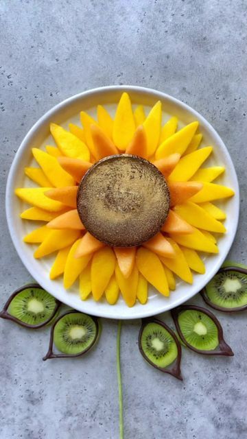 Sunflower Fruit Platter, Mango Decoration Ideas, Mango Platter, Mango Decoration, Sunflower Chocolate, Chacuterie Board, Salad Design, Artistic Food, Fruits Salad