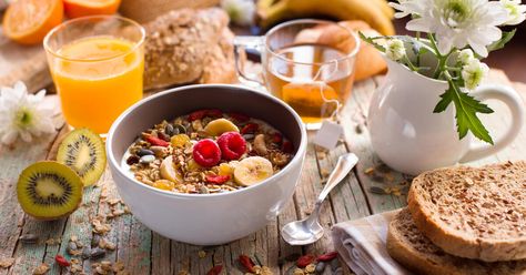 Nutrition | Pourquoi prendre de la protéine au petit déjeuner ? Muesli Breakfast, Nutrition Sportive, Sport Nutrition, Decathlon, Acai Bowl, Cheese Board, Breakfast Recipes, Nutrition, Cheese