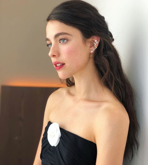 Inspo for Josie Flint Golden Globes 2020, Margaret Qualley, Golden Globes, American Actress, Celebrities Female, Brown Hair, Pretty People, Beautiful People, Persona