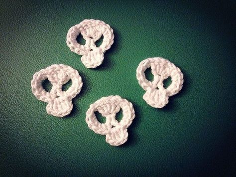 **FREEBIE** Small skulls appliques to put on a pencilcase or a bag. Real fast and easy to make! Small Skull applique (US): Ch 4, 4 dc in 1. ch. Ch 5, 2 dc... Small Skull Crochet Pattern Free, Crocheted Skulls Free Patterns, Tiny Crochet Applique, Crochet Skull Motif, Skull Applique Crochet Free Pattern, Crochet Skull Free Pattern, Small Crochet Applique, Crochet Skull Applique, Small Crochet Applique Patterns Free