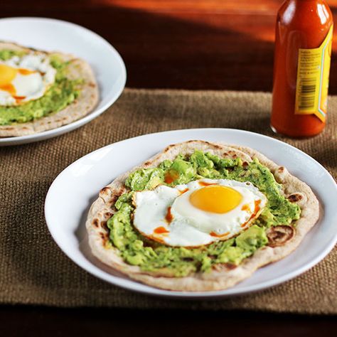 Recipe: Avocado and Egg Breakfast Pizza | Make sure those eggs are cage free organic, and swap out vegetable oil with safflower, sunflower, olive, or grapeseed oil. Egg Pizza Breakfast, Avocado And Egg, Avocado Recipes Healthy, Avocado Recipes Breakfast, Breakfast Pizza Recipe, Avocado Dessert, Healthy Avocado, Avocado Breakfast, Stuffed Avocado Healthy