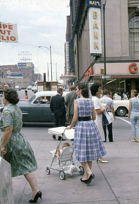 Everyday Life Photography, 60s Aesthetic, Vintage Lifestyle, Vintage Life, Vintage Portraits, Time Machine, 1960s Fashion, 60s Fashion, 50s Fashion