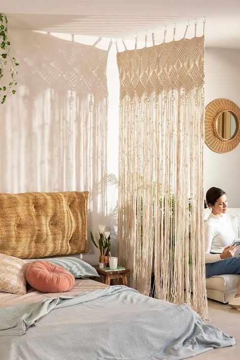 8 cortinas de exterior para vestir tu terraza o jardín | Architectural Digest España Cortina Boho, Cortinas Boho, Spring Bedroom, Diy Room Divider, Buy Curtains, Macrame Curtain, Boho Curtains, Deco Boheme, Style Deco