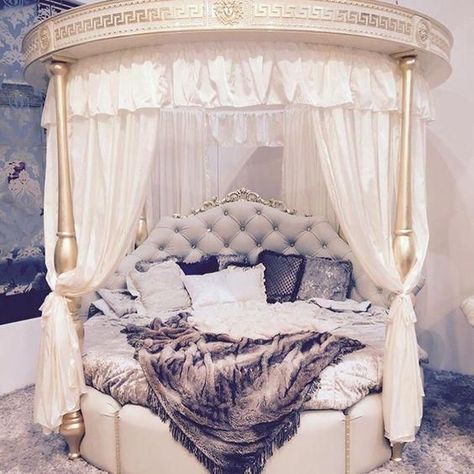 19 Extravagant Round Bed Designs For Your Glamorous Bedroom #dreambedroom Glamourous Bedroom, Interior Boho, Hiasan Bilik Tidur, Luxury Bedroom Design, Round Beds, Dreams Beds, Canopy Bed, Teen Bedroom, Dream Rooms