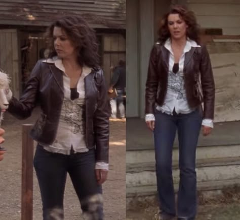 Lorelai Gilmore Outfits Leather Jacket, Lora Lie Gilmore Outfits, Lorelai Leather Jacket, Dress Like Lorelai Gilmore, Lorelai Gilmore Leather Jacket, Lorelai Gilmore Aesthetic Style, Lorelai Gilmore Outfits Season 1, Lorlie Gilmore Outfits, Gilmore Girls Outfits Lorelai