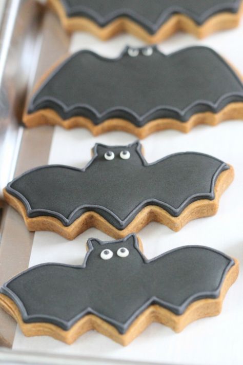 Can you use anything besides egg whites or meringue powder to make royal icing? | Sweetopia via #TheCookieCutterCompany Halloween Cookie Ideas, Biscuits Halloween, Halloween Sugar Cookies Decorated, Halloween Backen, Pasteles Halloween, Easy Halloween Cookies, Bats Cookies, Postres Halloween, Recetas Halloween