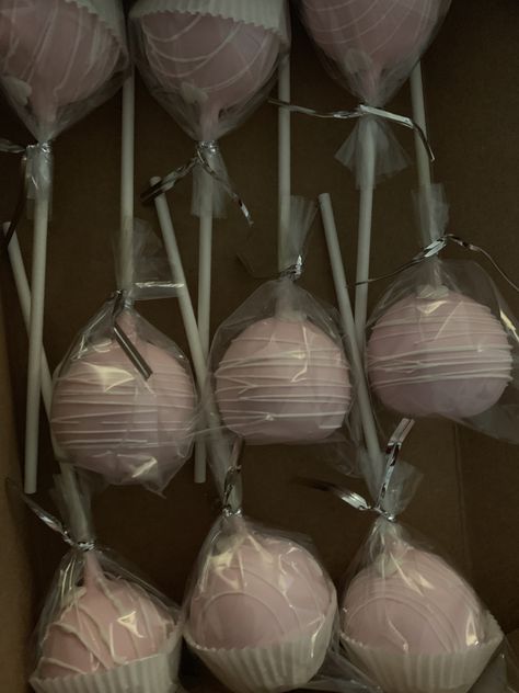 Pink and white simple cake pops Cake Pops Decoracion, White Simple Cake, Upside Down Cake Pops, Simple Cake Pops, Girls First Birthday Cake, White Cake Pops, Pink Cake Pops, Cake Pop Designs, Treat Table