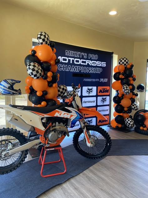 Dirt Bike Balloon Garland, Ktm Birthday Party Ideas, Motocross Birthday Party Ideas, Ktm Birthday Party, Motocross Themed Birthday Party, Motocross Party Ideas, Supercross Birthday Party, Dirt Bike First Birthday Party, Supercross Party