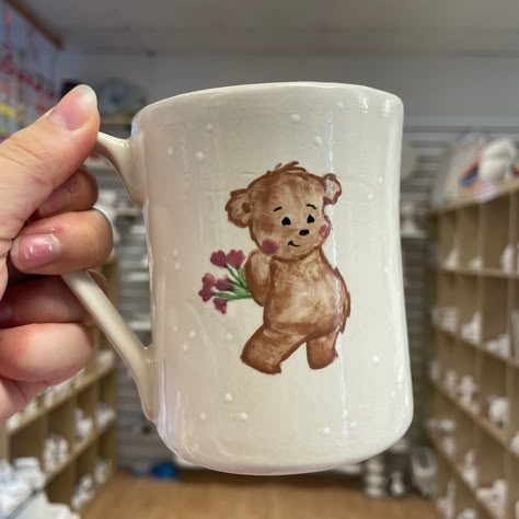 This Mug is BEARY cute! Book your session: www.mycraftymonkey.com/bookings #potterypainting #pyop #potterypaintingstudio #paintyourownpottery #stneots #cambs #cambridgeshire #creativeactivities #huntingdonshire #thingstodocambs #creativethingstodo #creativedaysout Pottery Gifts For Babies, Hand Painted Mug For Boyfriend, Custom Mugs Diy, Pottery Painting Ideas Piggy Bank, Thumbprint Mug, Draw On Mug, Cup Ceramic Painting, Clay Cafe Painting Ideas Mugs, Painting Mugs Aesthetic