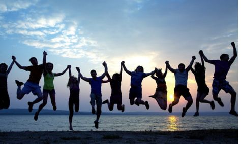 Friends Group Photo, Youth Camp, People Having Fun, Ocean Day, Beach Cafe, Beach Photography Poses, Oceans Of The World, Youth Ministry, Beach Photoshoot