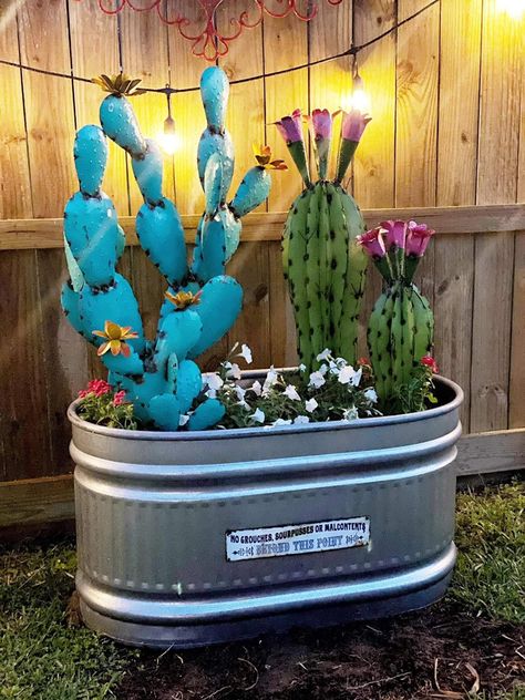 Diy Cactus Garden, Mexican Metal Yard Art, Backyard Wonderland, Metal Cactus, Metal Trough, Front Yard Decor, Welding Ideas, Boda Mexicana, Cute Cactus