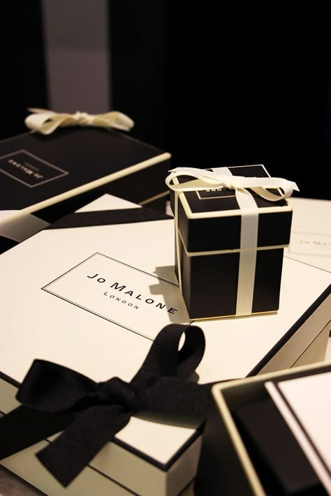 Black Luxury Aesthetic, Jo Malone Packaging, Jo Malone Aesthetic, Room Decor Winter, Moss Fashion, Showroom Decor, White Wedding Decorations, Aesthetic London, Eldest Daughter