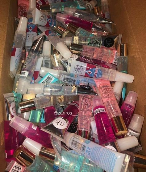 Lip Gloss Collection Aesthetic, Lipgloss Collection, Girl Heaven, Lip Gloss Cosmetics, Lip Balm Collection, Best Lip Gloss, Diy Lip Gloss, Lip Care Routine, Lipgloss Lips