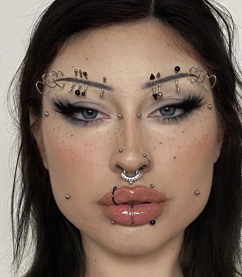 Unusual Face Piercings, Heavily Pierced Face, Unique Facial Piercings, Persings Face, Multiple Nose Piercings, Bridge Piercing Jewelry, Piercings Idea, Piercings Goth, Piercings Cute