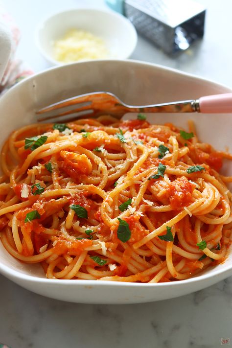 Pasta Pomodoro Recipe Pasta Pomodoro Recipe, Pomodoro Recipe, Spaghetti Al Pomodoro, Pasta Pomodoro, Quick Pasta Dishes, Pasta Varieties, Red Sauce Pasta, Cooking Pasta, Simple Pasta