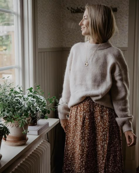 Homestead Women Outfits, Cottagecore Feminine Outfits, Cottagecore Minimalist Outfit, Dress And Sweater Combo, Cottage Core Winter Fashion, Cottagecore Mom Outfits, English Cottage Outfit, Folk Clothing Aesthetic, Feminine Homemaker Outfits