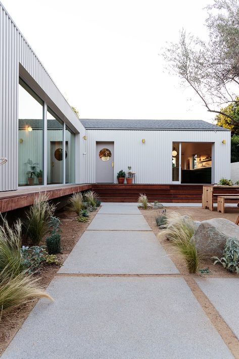 My House: An Architect Couple’s Playful Courtyard Home in Los Angeles - Dwell Landscape Lighting Ideas, Courtyard Home, Large Pavers, Garden Sanctuary, Modern Courtyard, Modern Outdoor Spaces, Front Courtyard, Courtyard Design, Desert Homes