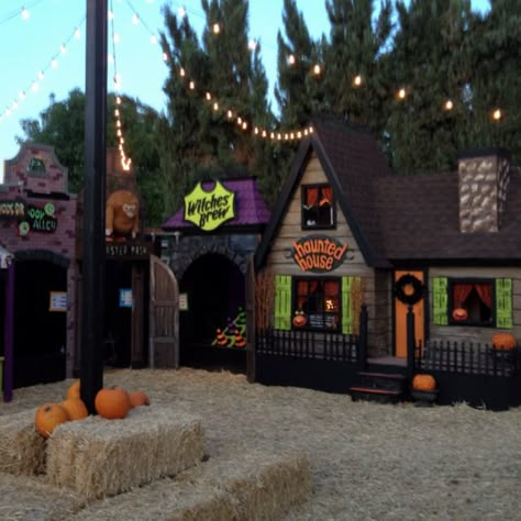 Halloween Carnival- oh how I would love to make this!!!!!!! Diy Halloween Town Decorations, Bloxburg Halloween Carnival, Bloxburg Halloween Carnival Layout, Halloween Festival Ideas, Halloween Carnival Bloxburg, Town Halloween Festival, Halloween Carnival Ideas, Spooky Carnival, Halloween Town Village