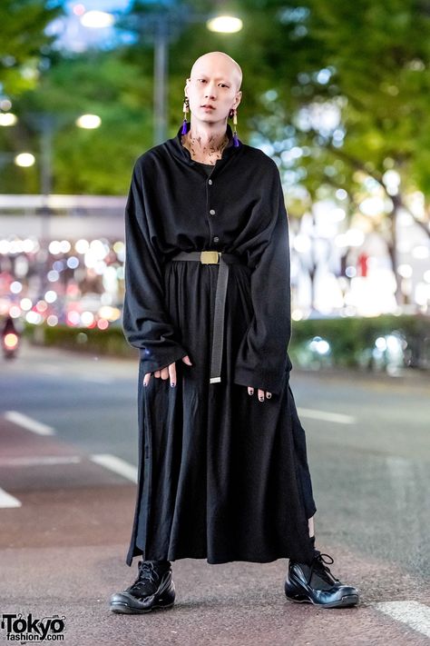 Wizard Style Men, Japanese Androgynous Fashion, Japanese Oversized Fashion, Genderless Fashion Japan, Japanese Style Outfits, Yohji Yamamoto Street Style, Bald Fashion, Trip Moodboard, Japanese Alternative Fashion