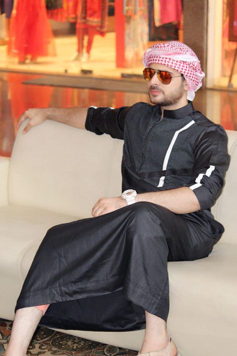 thobe #jhubba Thawb Dress For Men, Jhubba Designs For Men, Jubbah Men Fashion, Jubbah Men, Thobes Men, Muslim Men Clothing, Arab Men Fashion, Kitenge Designs, African Wear For Men