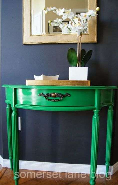 Kelly Green Bedrooms, Green Painted Furniture, Furniture Design Table, Distressed Furniture Diy, Phone Table, Small Wood Crafts, Bedroom Furniture Makeover, Painted Bedroom Furniture, Green Furniture