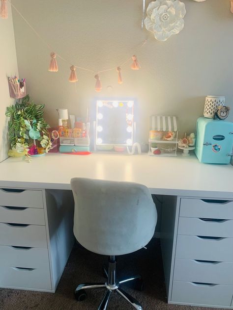 Preppy Room Decor Vanity, Desk Inspo Preppy, Preppy Desk Ideas, Preppy Desks, Tiny Room Ideas Bedrooms, Preppy Furniture, White Room Decor Bedroom, Preppy Vanity, Dream Closet Room