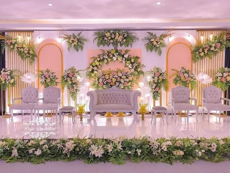 Reception Decor Tempat Wedding, Rustic Backdrop Wedding, Art Deco Wedding Centerpieces, Marriage Hall Decoration, Engagement Stage Decoration, Reception Stage, Reception Stage Decor, Simple Stage Decorations, Wedding Stage Backdrop