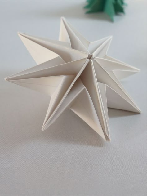 Origami Tree Ornaments, Origami Tree Topper, Nordic Christmas Ornaments, Paper Star Christmas, Origami Christmas Star, Nordic Tree, Nordic Christmas Decorations, Origami Tree, Scandi Christmas Decorations