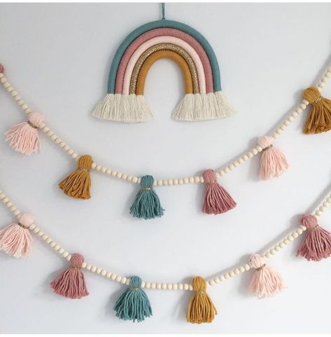 Simpul Makrame, Pola Macrame, Macrame Baby, Plant Hanger Macrame, Rainbow Macrame, Rainbow Wall Hanging, Diy Yarn Crafts, Macrame Patterns Tutorials, Diy Macrame