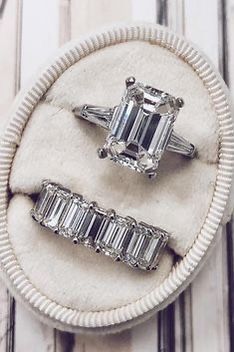 Gaudy Rings Engagement, Regal Rings, Engagement Rings White Gold, Emerald Cut Engagement Rings, White Gold Wedding Set, 1920s Ring, Rings White Gold, Rings Emerald, Emerald Cut Engagement