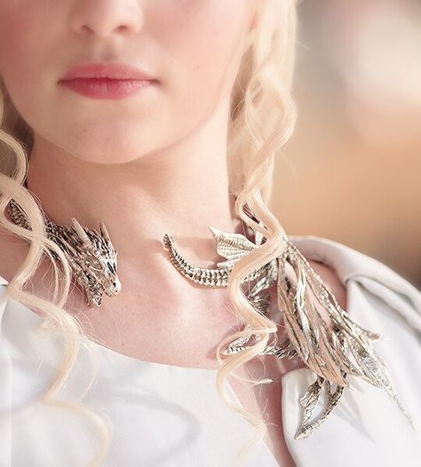 Daenerys Targaryen Daenerys Targaryen Dragon Necklace, Daenerys Targaryen Dragons, Daenerys Targaryen Aesthetic, Jamie Lannister, Dessin Game Of Thrones, Game Of Thrones Jewelry, Game Of Throne Daenerys, Targaryen Aesthetic, Cersei Lannister