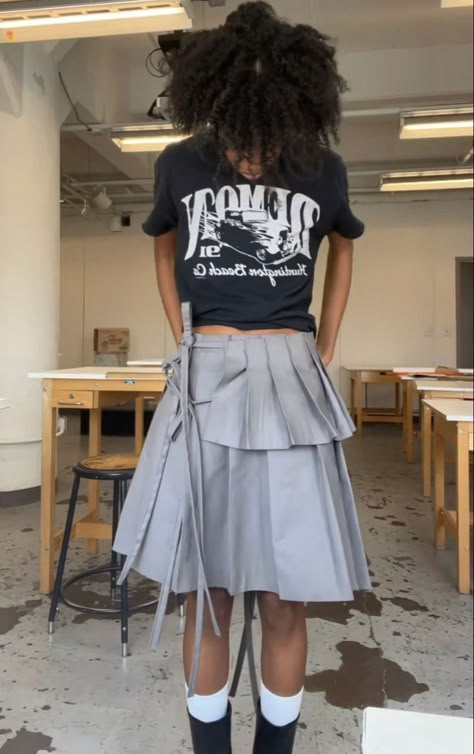 Skirts With Pleats, Pleated Wrap Skirt, Skirt Layering Outfit, Layered Pleated Skirt, Wrap Skirt Outfit, Layer Skirt, Diy Skirt, Fashion School, Looks Street Style