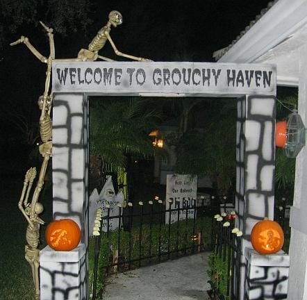 DIY Entrance with styrofoam, cardboard, and paint. Site has MANY more DIY Halloween Projects Diy Halloween Entrance, Halloween Outside, Halloween Graveyard, Diy Halloween Decor, Door Decorating, Diy Halloween Projects, Yard Decorations, Diy Outdoor Decor, Scary Halloween Decorations