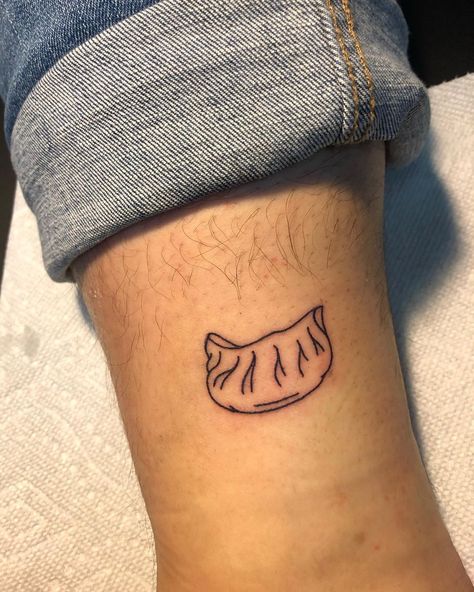 Max Growick (they/them) on Instagram: “🥟Little dumpling tattoo🥟! Thanks @jeremyguedes ! Dm for appointments @sunnysidetattoo #max_tattoos #sunnysidetattoo #queens #bushwick…” Dumplings Tattoo, Gyoza Tattoo, Ravioli Tattoo, Dumpling Tattoo, Korean Dumplings, Small Lotus Tattoo, Food Tattoos, Side Tattoos, Lotus Tattoo