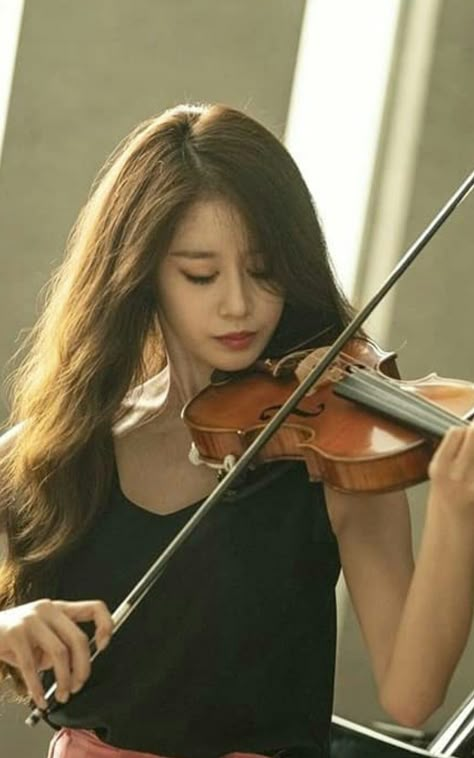 Women Playing Instruments, Violin Playing Reference, Person Playing Violin Drawing Reference, People Playing Violin, Playing Violin Pose Reference, Person Playing Violin, Violin Reference, Violin Pose, Female Violinist