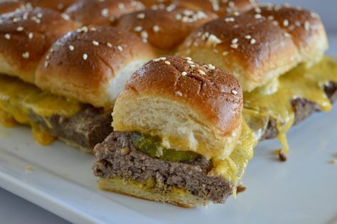 Easy Baked Cheeseburger Sliders -  (Well, this could be fun! First you bake the meat, then you assemble and bake the sliders in one piece.) Baked Cheeseburger, Hamburger Sliders, Easy Slider Recipes, Burger Party, Mini Hamburgers, Cheeseburger Sliders, Burger Sliders, Weekday Meals, Hawaiian Rolls