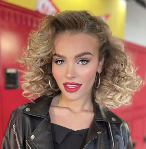 Grease Sandy Makeup, Grease Makeup Ideas Pink Ladies, Sandy Makeup Grease Tutorial, Bad Sandy Grease Makeup, Grease Makeup Ideas, Sandy From Grease Makeup, Grease Pink Lady Makeup, Sandy From Grease Hair, Pink Ladies Grease Hairstyles