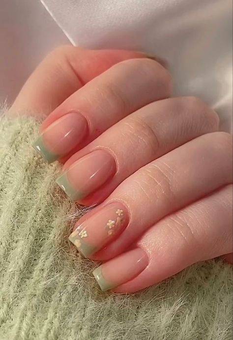 Vintage Nails Short, Green Nail Inspo Short, Square Short Nails Ideas, Short Simple Acrylic Nails, Square Nail Inspiration, Vintage Nails Aesthetic, Short Floral Nails, Square Short Acrylic Nails, Trendy Nails Square