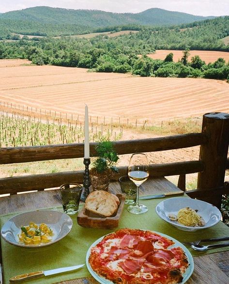 Tuscany Food, Italian Lunch, The Key To My Heart, Palette Projects, Mediterranean Summer, Lunch Table, Italy Home, Mediterranean Lifestyle, Summer Breakfast