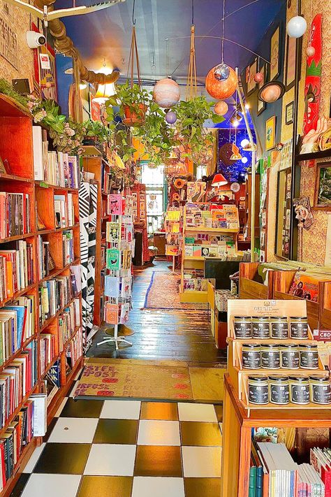 New York City Life, New York Shopping Aesthetic, Nyc Bookstore, Stores In New York, New York Bookstore, New York Bookstore Aesthetic, New York Bookshop, Coolest Bookstores In The Us, Shopping In New York